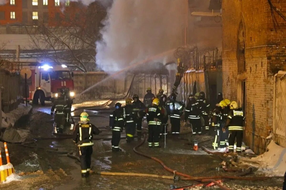 Пожар на цветочном складе на Комсомольской. Пожар. Пожар в Москве. Пожар в доме. Цветочный сгорел