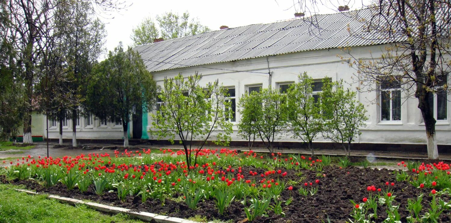 Пгт Октябрьское Красногвардейский район. Пгт Октябрьское Красногвардейский район Крым. Пос Октябрьский Крым. Школа поселок Октябрьский Крым.