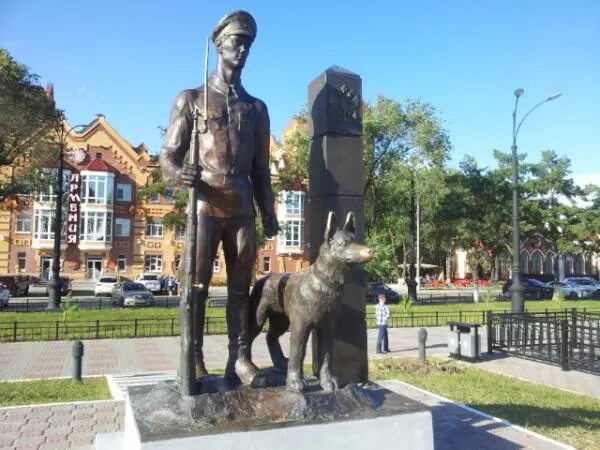 Памятник пограничнику в благовещенске. Памятник пограничнику с собакой. Памятник пограничник с собакой в амурской области. Амурская область пограничник памятник. Памятник пограничнику с собакой.