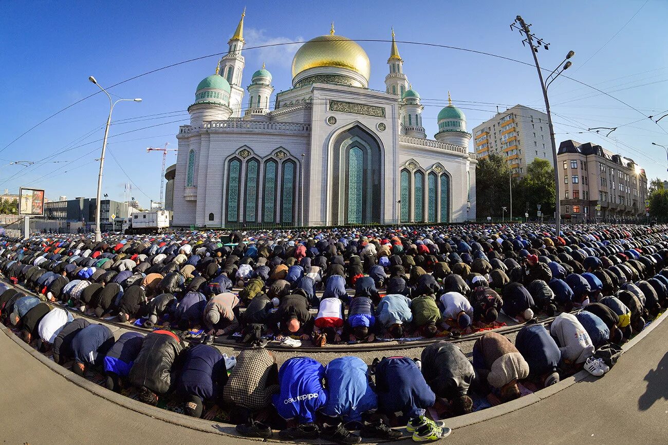 Мусульманский праздник сегодня в москве. Курбан байрам Московская Соборная мечеть. Курбан хайит мечеть. Курбан-байрам 2023 в Москве.