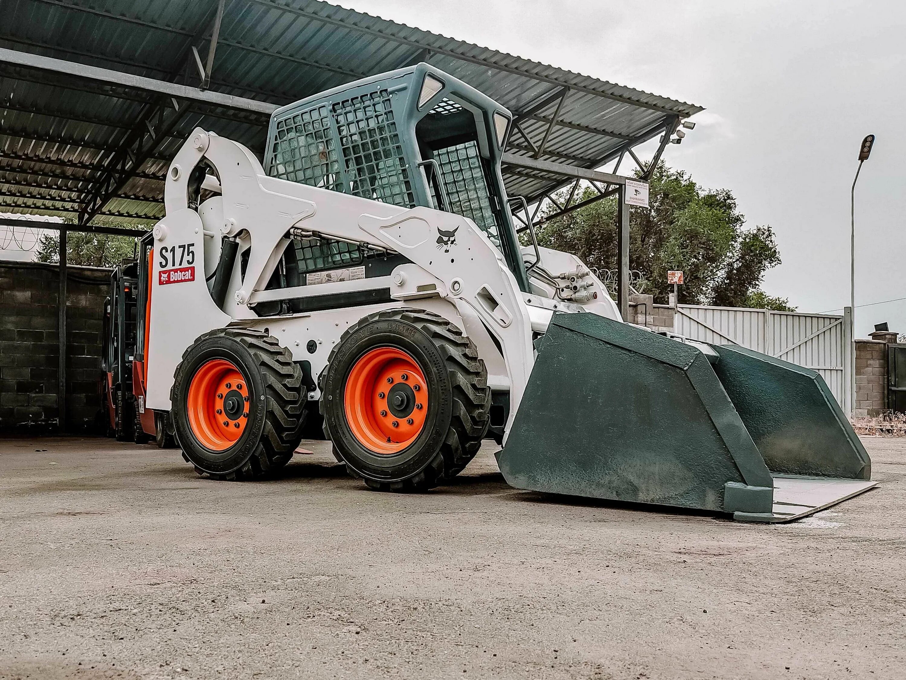 Погрузчик bobcat характеристика. Погрузчик Bobcat s175. Фронтальный мини погрузчик Bobcat. Bobcat zt6000. Bobcat 6685520.