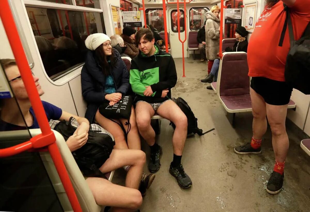 Тетки без цензуры. No Pants Subway. Нью Йорк метро без штанов. Домогательство в метро. Домогается в метро.