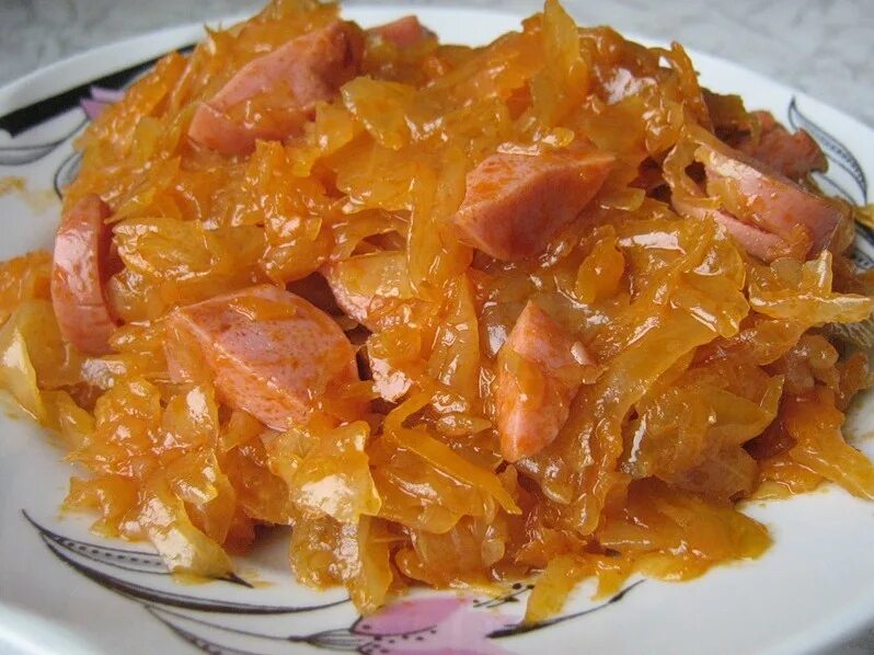 Солянка с колбасой и капустой на сковороде. Тушёная капуста с колбасой. капуста тушеная с колбасками. тушеная капуста с колбасой и картошкой. тушёная капуста с картошкой и сосисками.