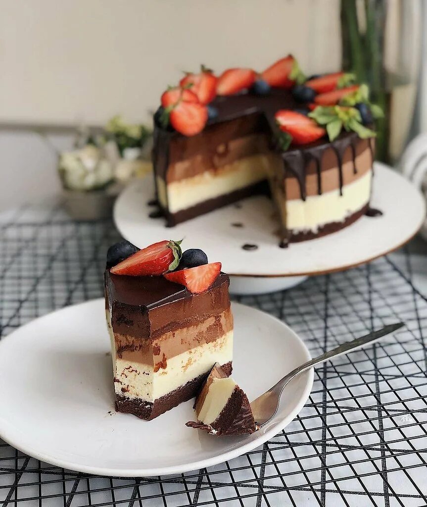 Три шоколада муссовый муссовый торт. Три шиколада мусовыц тор. Торт три шоколада 3кг. Где торт три шоколада. Тортик муссовый три шоколада.