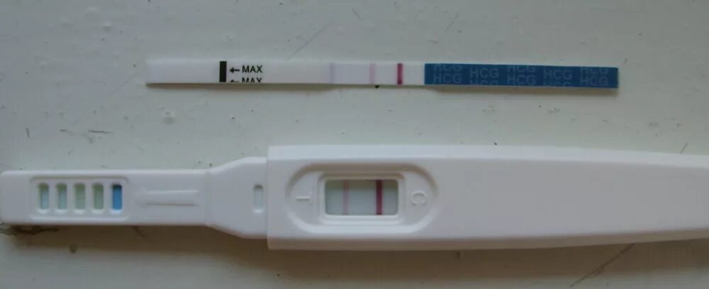Вич тест беременность. Тест на беременность вторая полоска бледная. Бледная еле видная полоска на тесте на беременность. Струйный тест две полоски. Слабая полоска на струйном тесте.