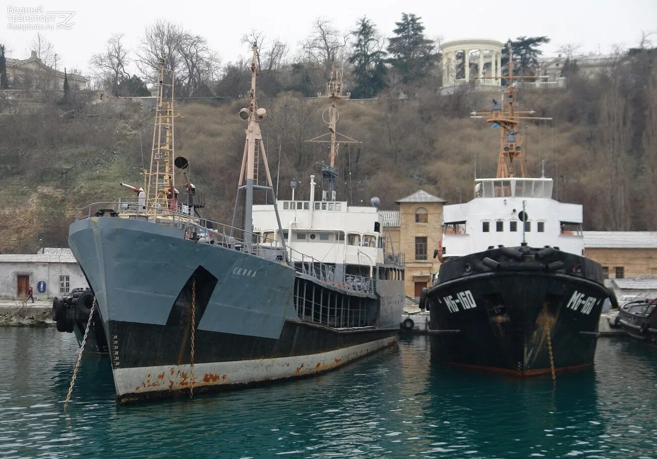 Морской буксир и ркр москва. Морской буксир севастополь. Судно проект 6404. Вымпел морской буксир мб-174. Танкер аксай.