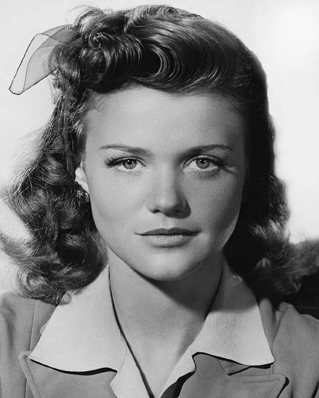 Симона синьоре молодая. Симона синьоре в молодости. Симона синьоре. Актриса сеньора. Жоржетта синьоре каминкер.