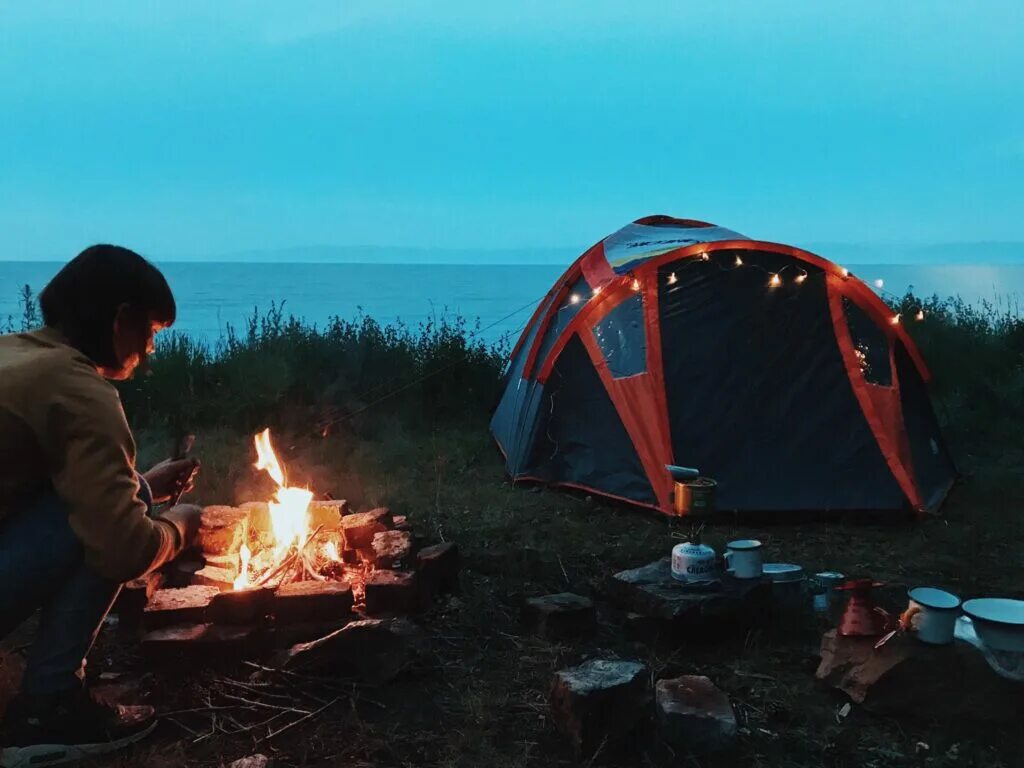 Костер палатка берег. Палатка костер. люди в палатке. поход с палатками большой компанией. турист палатка костер.