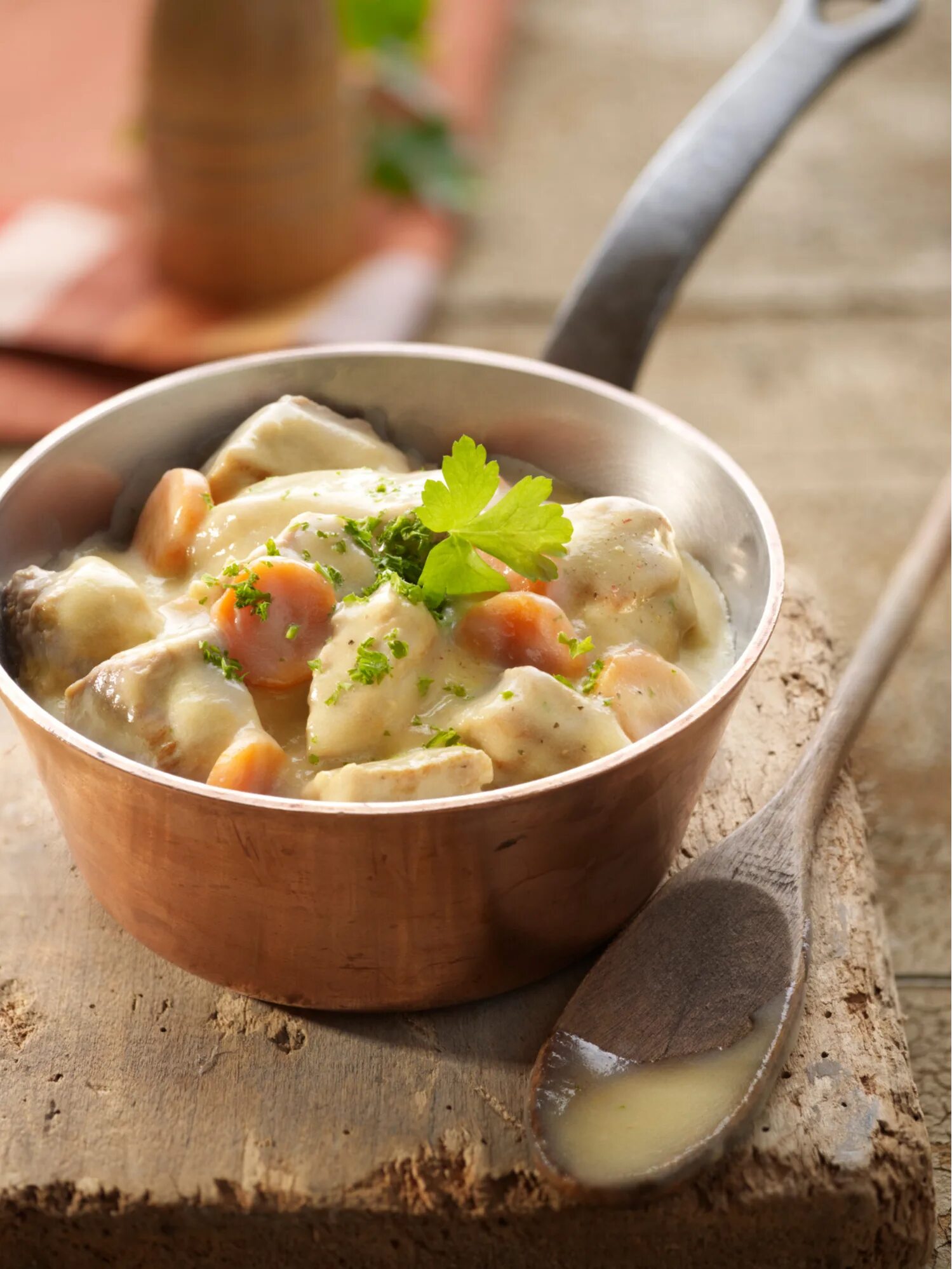 Белое рагу cream stew. Жаркое с грибами в горшочках. Жаркое в горшочках со свининой и картошкой. Томленый картофель с курицей. Картошка в горшочках.