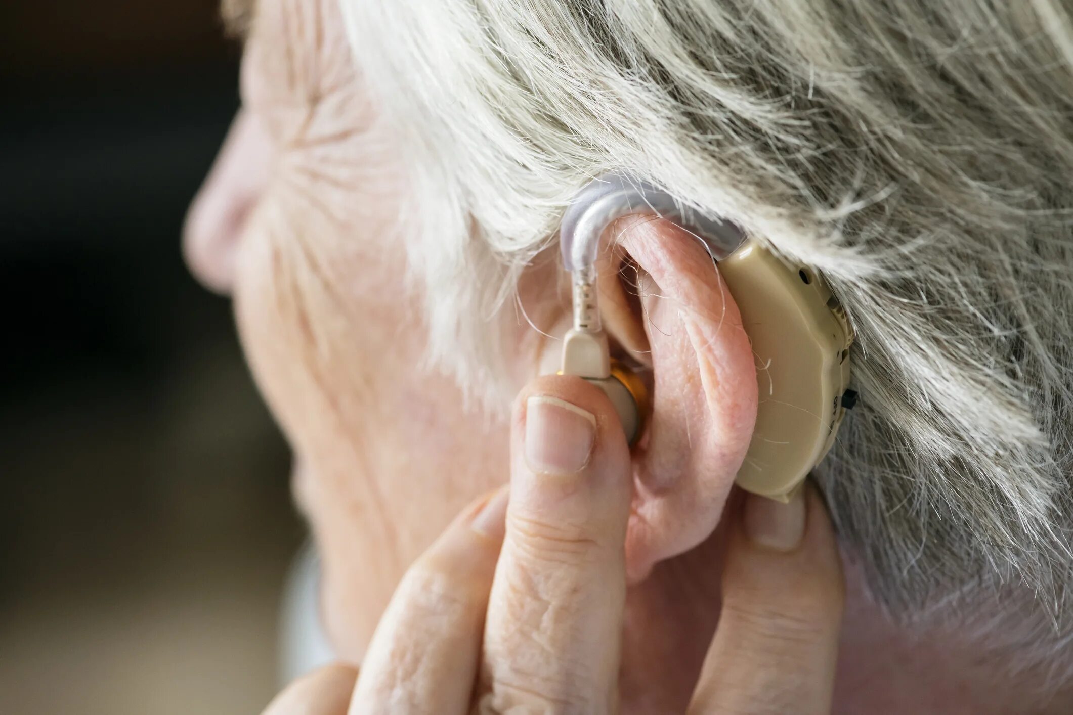 Слуховые аппараты бывают. Aurica слуховой аппарат. Hearing Aid слуховой аппарат. Слуховые аппараты для пожилых людей. Старик со слуховым аппаратом.