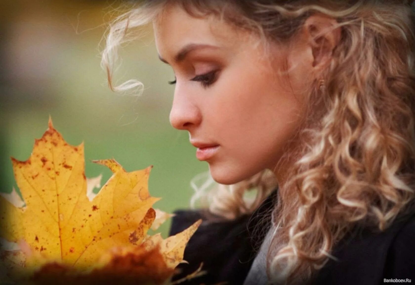 Осенние листья словно. Осенняя женщина. Девушка осень. Нежная девушка осень. Грустная девушка осень.