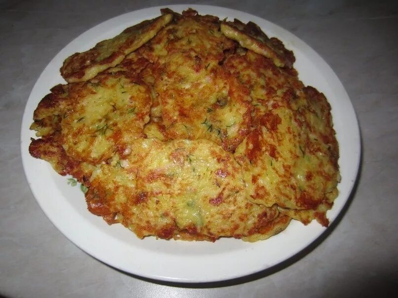 Драники с фаршем и сыром. Драники. драники домашние. драники картофельные с фаршем и сыром. драники с сыром и зеленью.