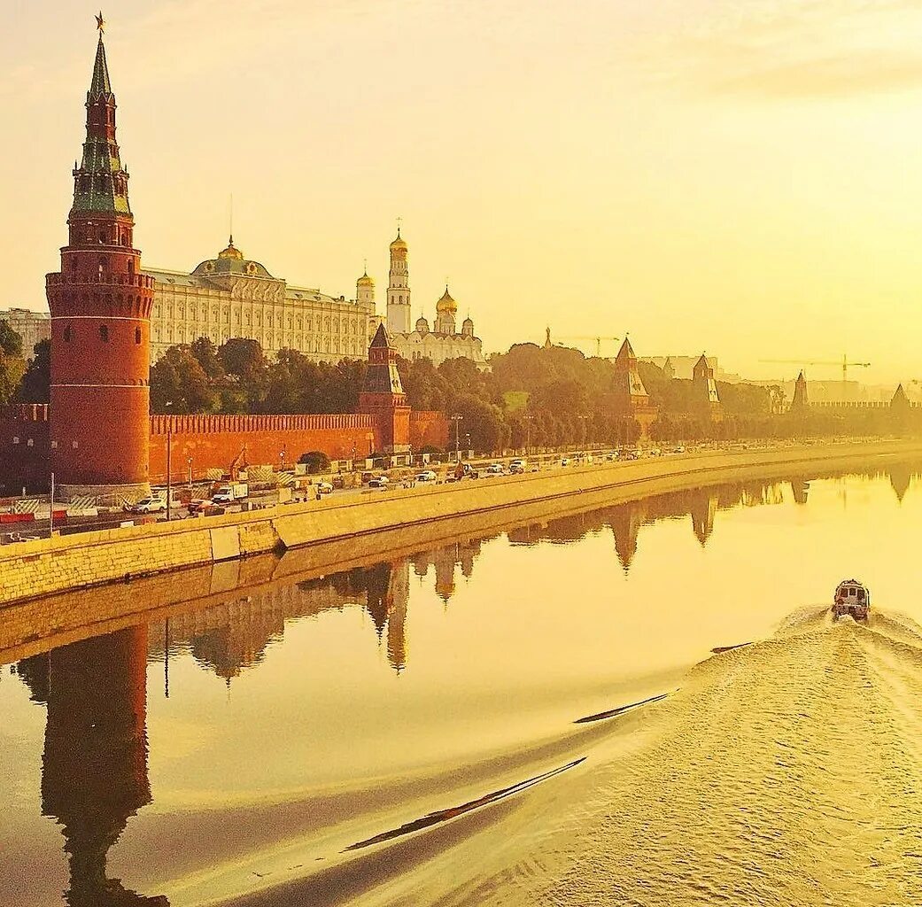 Доброе утро москва. Большой каменный мост в Москве. Рассвет на Москве реке. Восход на Москве реке. Утро на Москве реке.