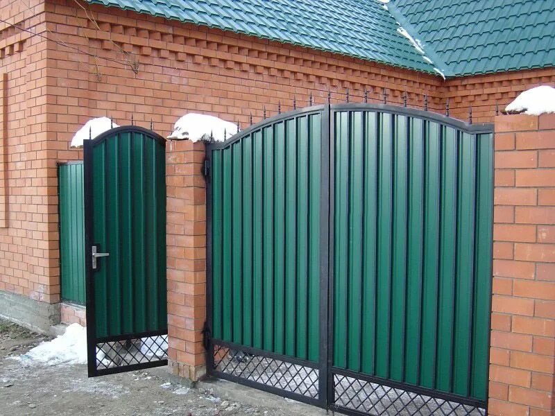 Деревянные ворота на дачу. Кованые ворота с калиткой. Распашные калитки. Ворота распашные из профнастила. Распашные калитки.