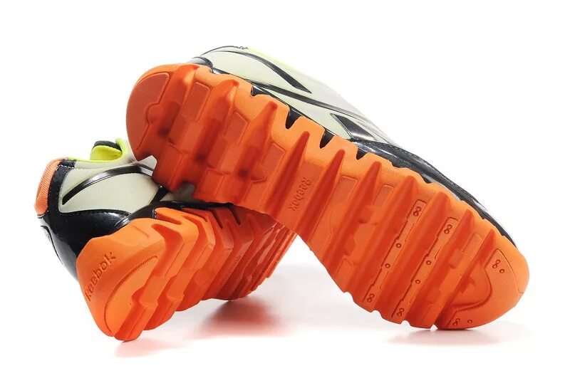 Reebok zigtech оранжевые. Кроссовки с резиновыми шипами. Оранжевая подошва. Оранжевая подошва. Кроссовки пума женские оранжевые.