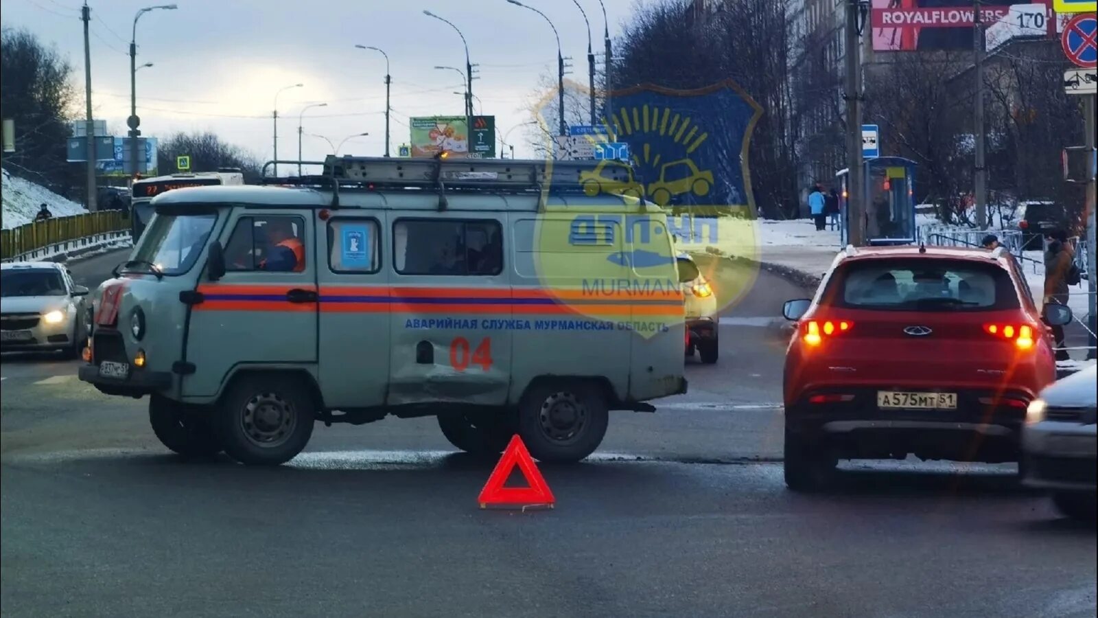 Машина на аварийке. Аварийная газовая машина. Аварийная мастерская газ 27057. Аварийная служба мурманск первомайский. Машина 04 газовая служба.