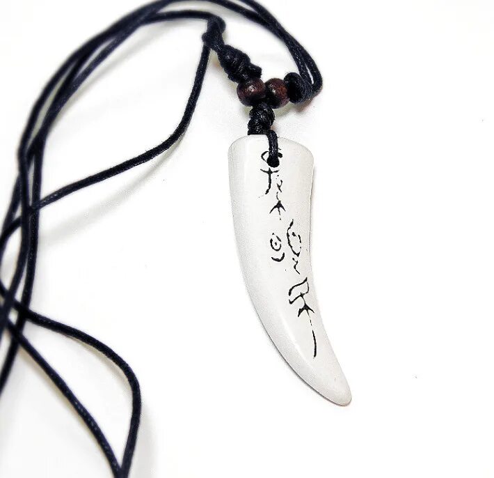 Амулет на шею. Кулон мужской клык волчий серебро. Клык украшение на шею. Кулон из клыка. Клык украшение на шею.