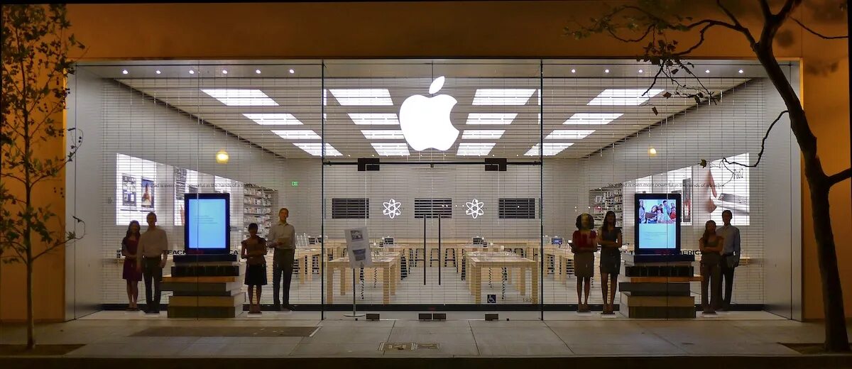 Upgrade retail. Витрина магазина Apple. Apple Store в Варшаве. Оформление магазина Apple. Apple театр магазин.