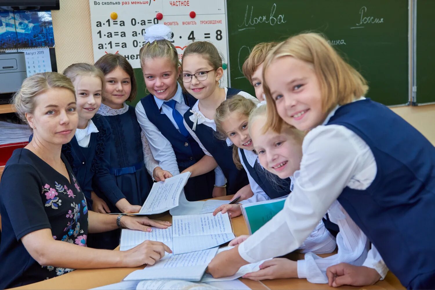 Поступил в среднюю общеобразовательную школу. Поступил в среднюю общеобразовательную школу. Поступил в среднюю общеобразовательную школу. Школьники в школе. Автономное образовательное учреждение.