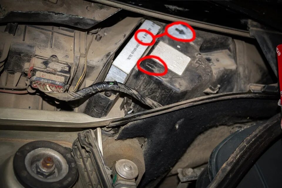 Замена рено символ. Лампочка ближнего света рено симбол. 4. Как разобрать электропривод замка двери рено сценик. Замена рено символ.