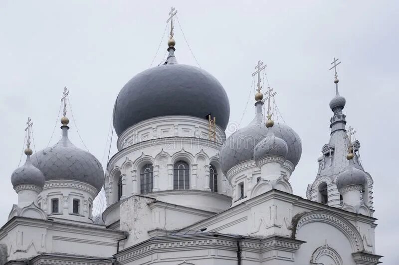 Серые купола. Спб белый храм с золотыми куполами. Храм николая чудотворца в тарутино калужской области. Храм златоуста в вологде. Звонница ростовского кремля.