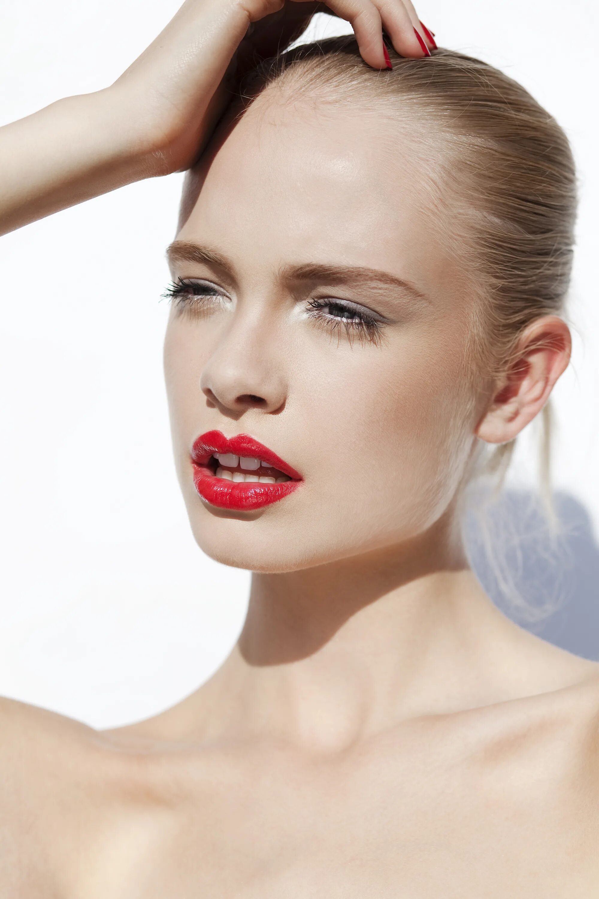 Блеск heat fenty beauty. Fenty beauty блеск для губ fussy. Сингапурская косметика. Fenty beauty gloss bomb universal lip luminizer. Gloss bomb heat universal lip luminizer + plumper.