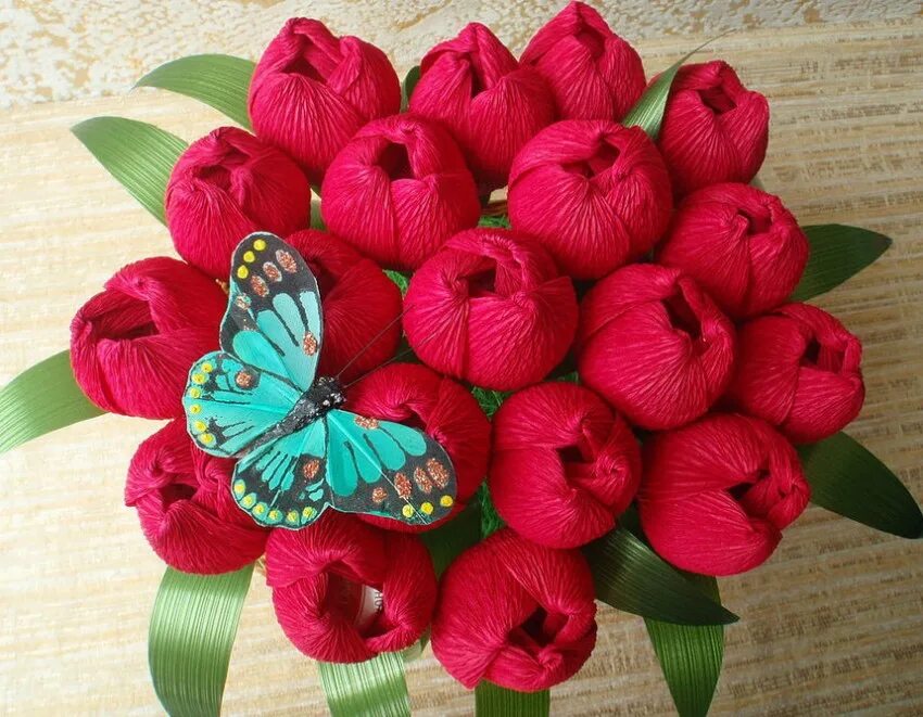 Подарок из гофрированной бумаги. Композиция цветов из гофрированной бумаги. Композиции из гофрированной бумаги. Подарок из гофрированной бумаги. Букет из гофрированной бумаги.