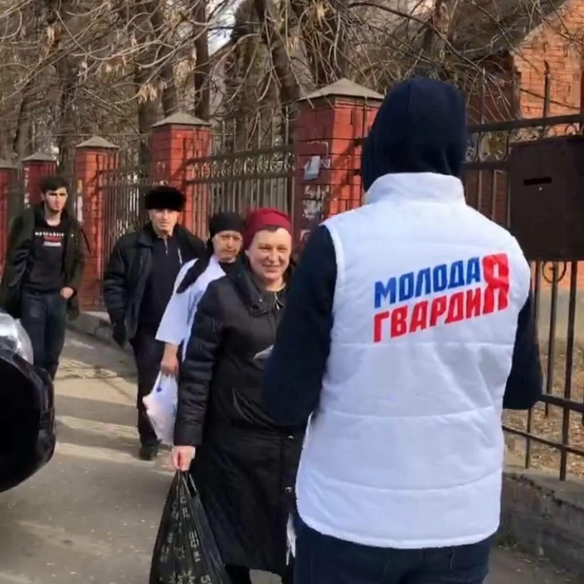 Волонтерское движение единой россии. Добровольцы россии. Очистка водоемов волонтерами. Спортивный отряд. Волонтеры молодая гвардия в донбассе.