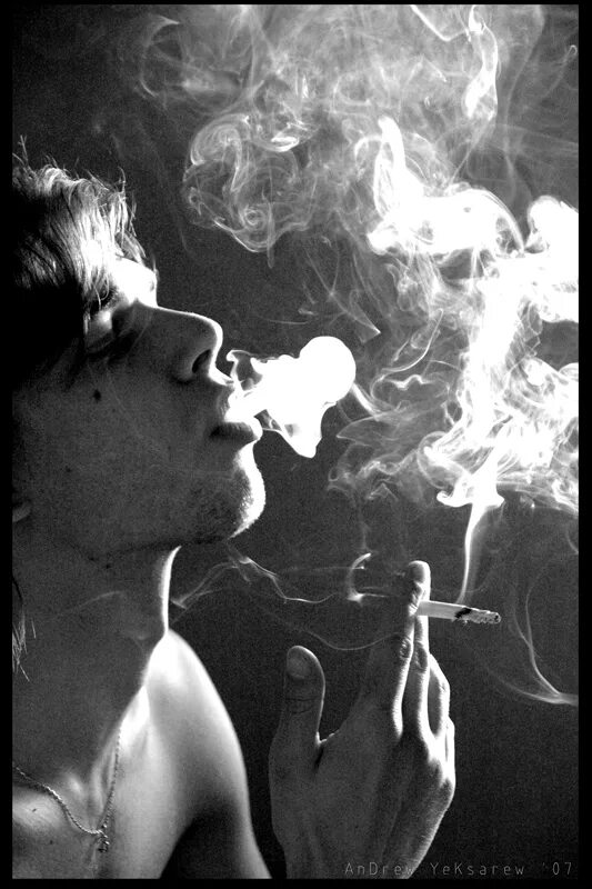 Дым со словами. Парень выдыхает дым. Парень в дыму. Курящий парень. Парень с сигаретой в дыму.