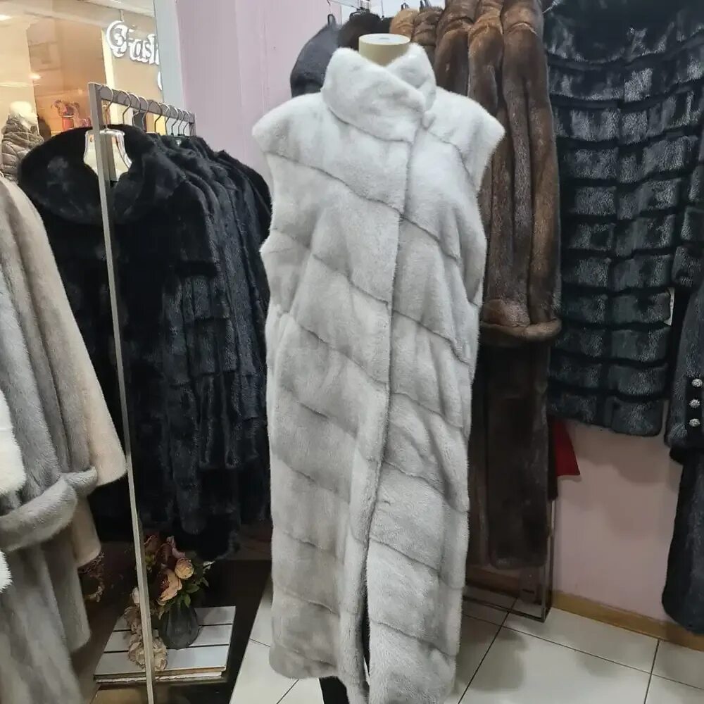 Шубы марии погребняк. Метро шубы. В шубе в метро. Метро шубы. Летом в шубе.