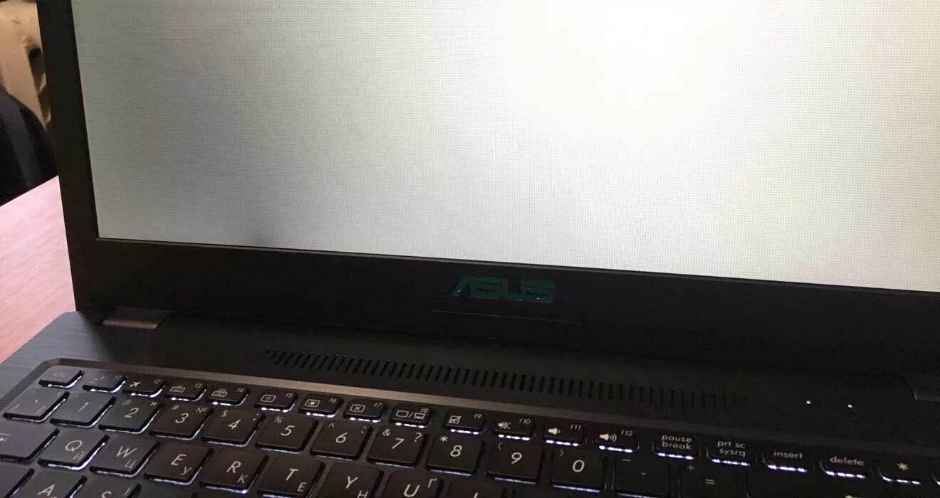 Ноутбук завис черный. Белый экран на ноутбуке при включении. Белый экран на ноутбуке ASUS. Поломка ноутбука белый экран.