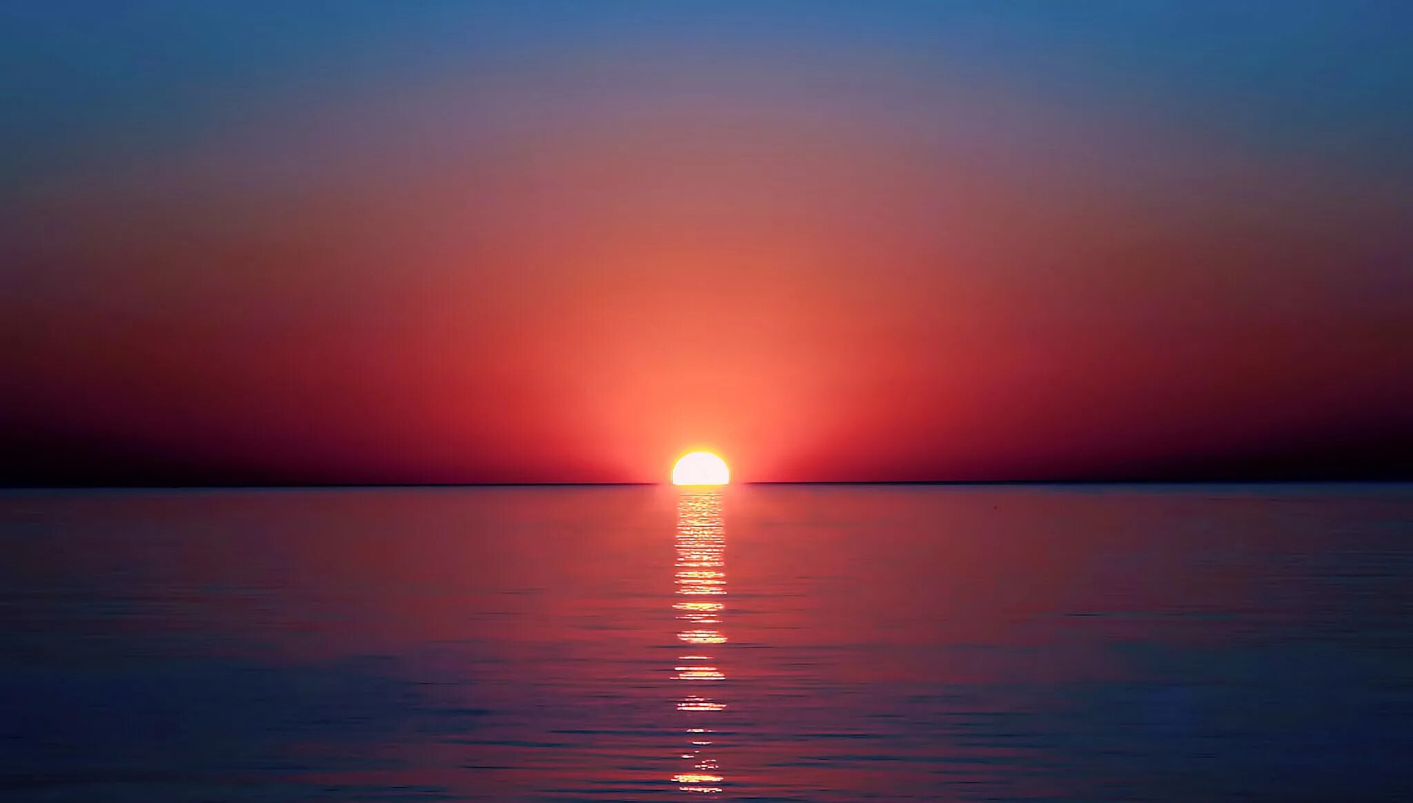 Солнце встает на востоке или на западе. Лучи солнца на закате. Определение сторон света по солнцу. Когда заходит солнце. Во сколько встает солнце.