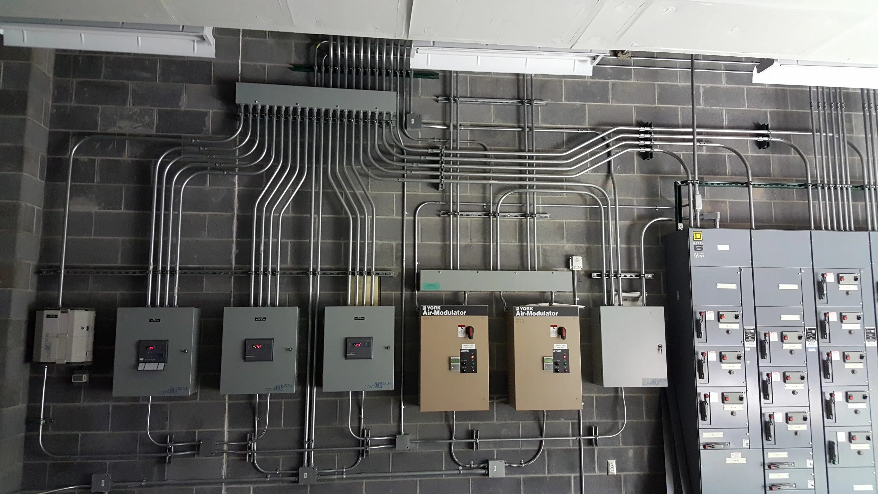 Электропроводка по потолку. Электрика в доме. Кабельный лоток (cable management 90 degree). Шнайдер акти 9. Расходники для электромонтажа.