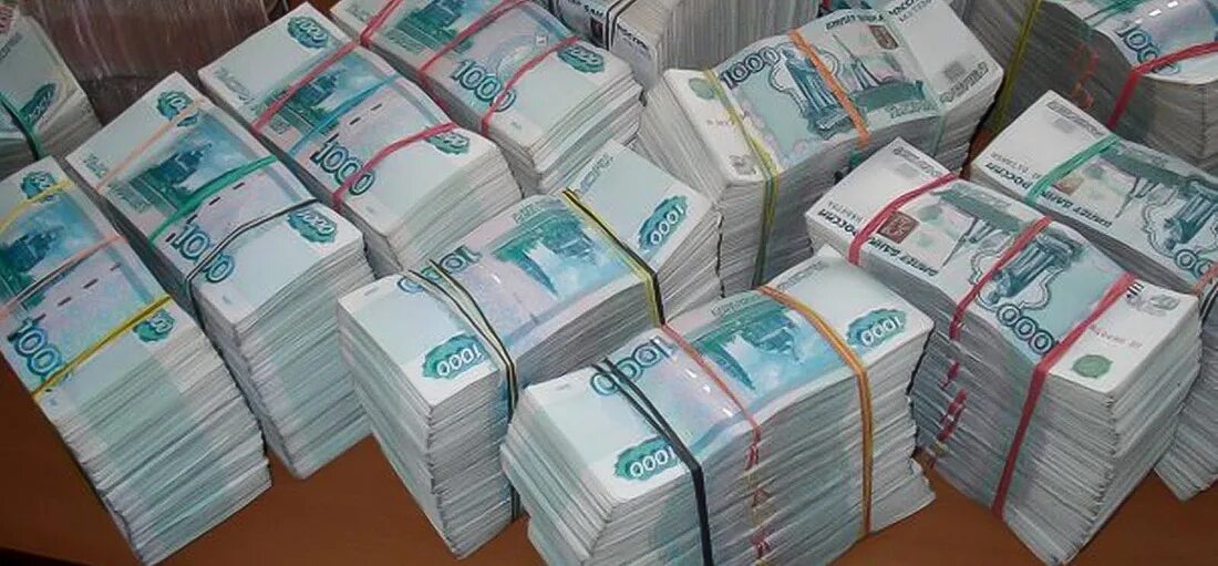 5 тысячные купюры на столе. 2 тонны денег. Миллион рублей пачка. Очень много денег. 380 000 рублей.