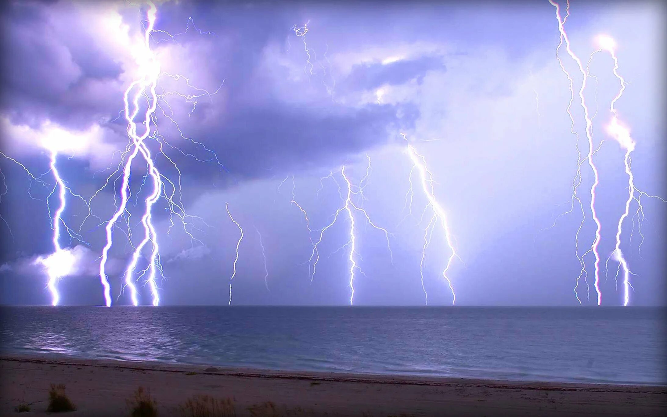 Молнии в потемках казались. Линейная молния. Молния. Маленькие молнии. 1.