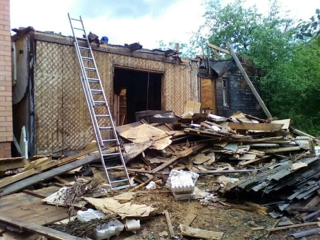 Демонтаж деревянного дома. Демонтаж деревянных зданий. Слом домов. Демонтаж домов. Снос деревянного дома.