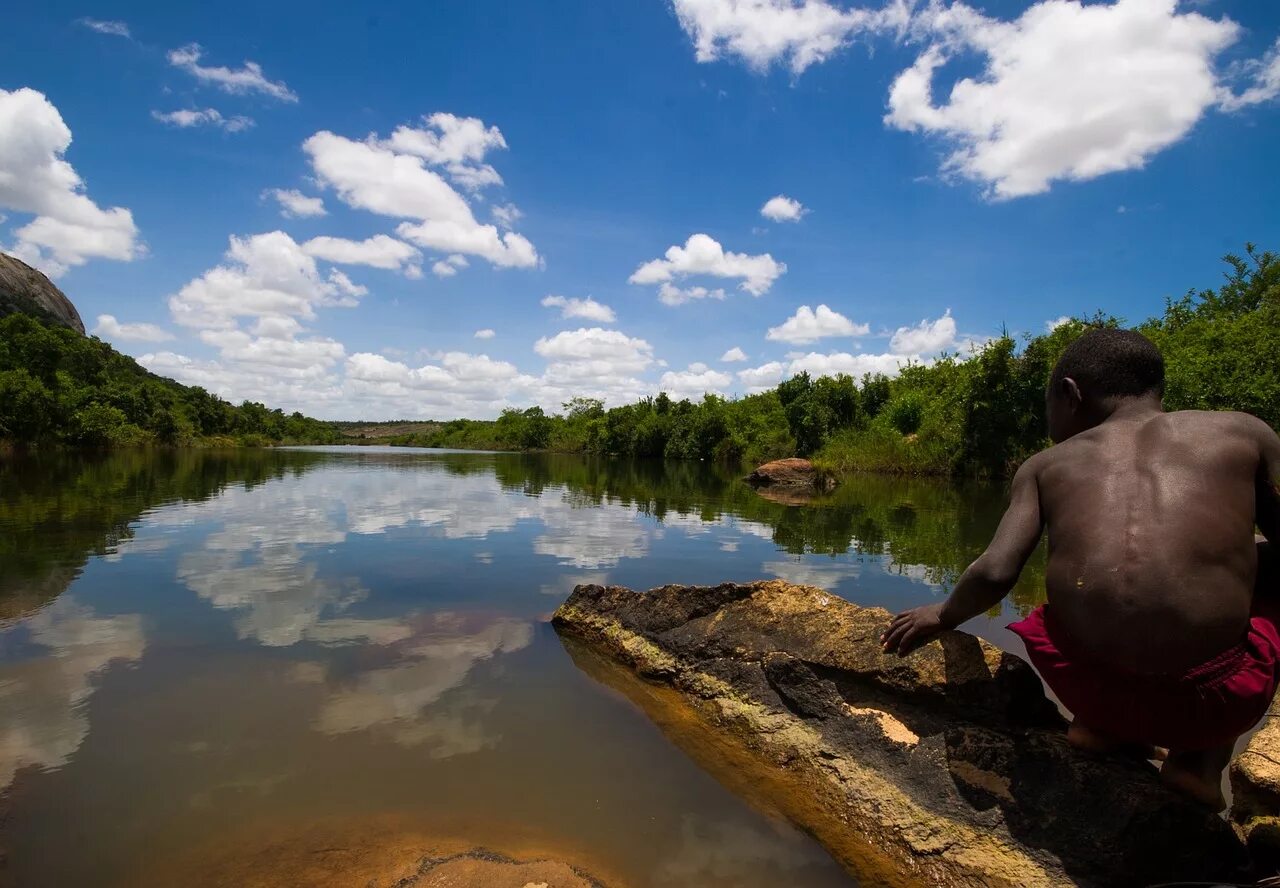 Реки Африки. Берег африканской реки. Берег реки Африки. Африканки у реки. Africa river