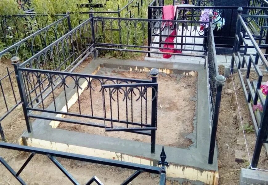 Каслинское литье могильной оградки. Литье на кладбище. Покраска ограды на кладбище. Ограды на кладбище брянск. Ограждения могил красивые.