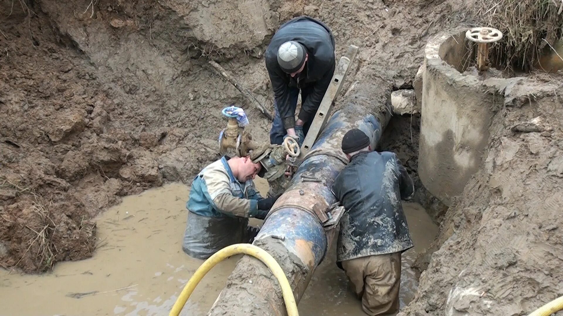 Прорыв водовода. Аварийные работы жкх. Ремонтно восстановительные работы. Работники водоканала. Порыв трубы водопровода.