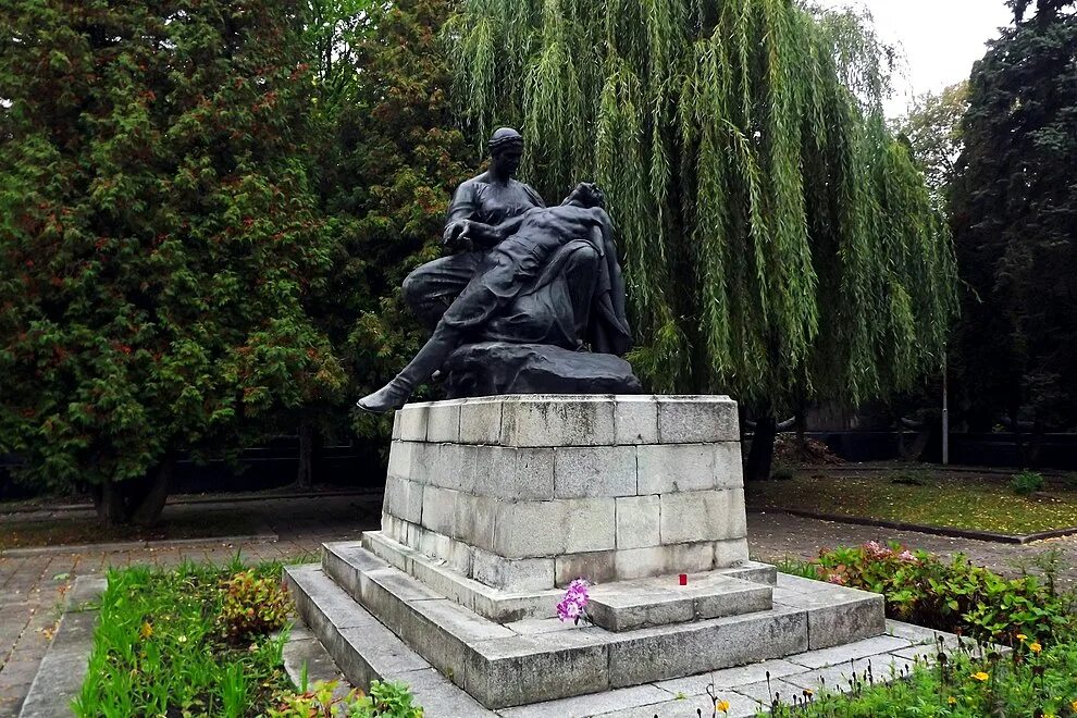 Холм славы львов фото Центральный вход на холм Славы