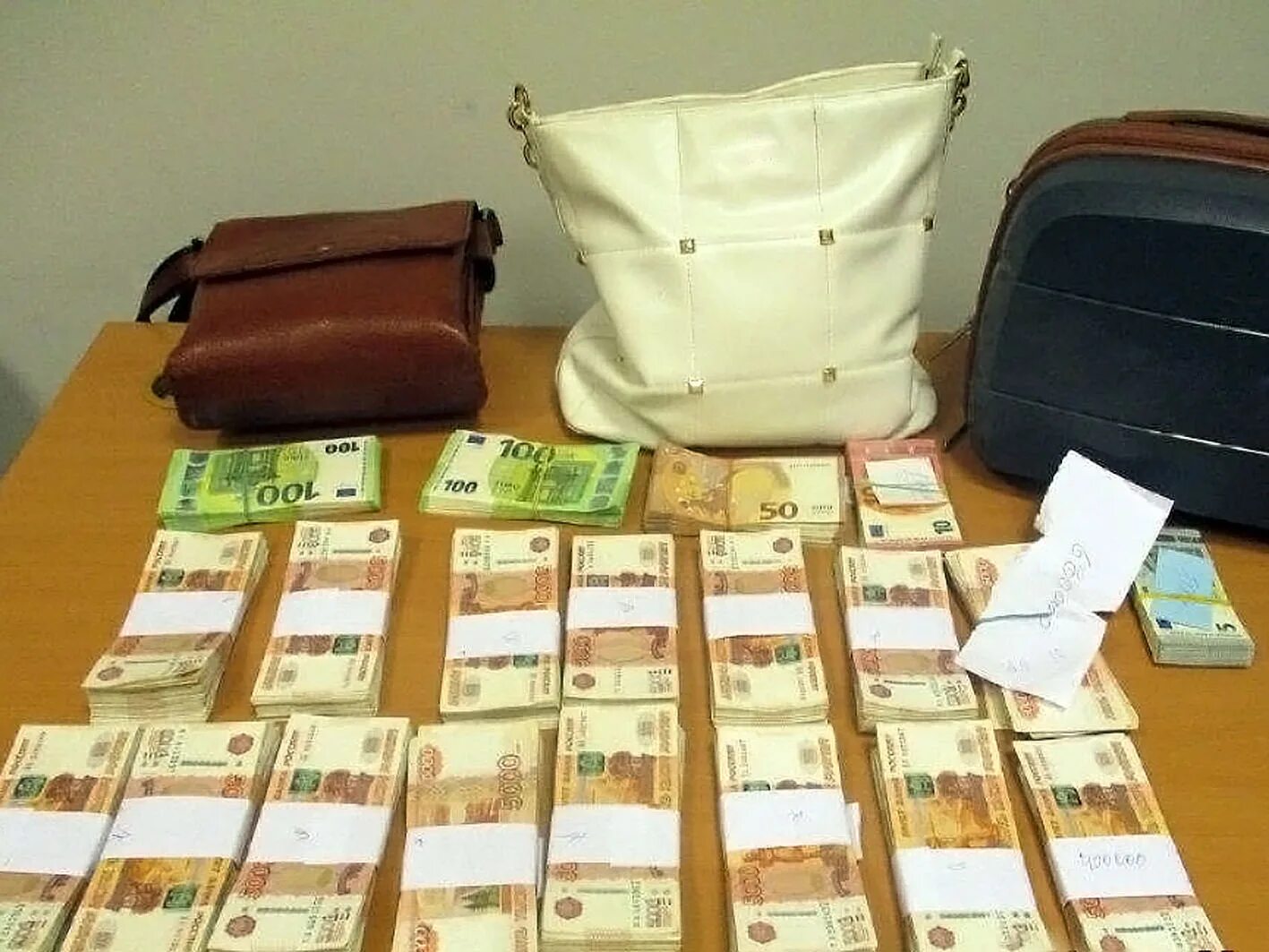 12 млн сумм. 5 миллионов рублей наличными. сумма денег. крупные суммы денег. 10 миллионов рублей наличными.