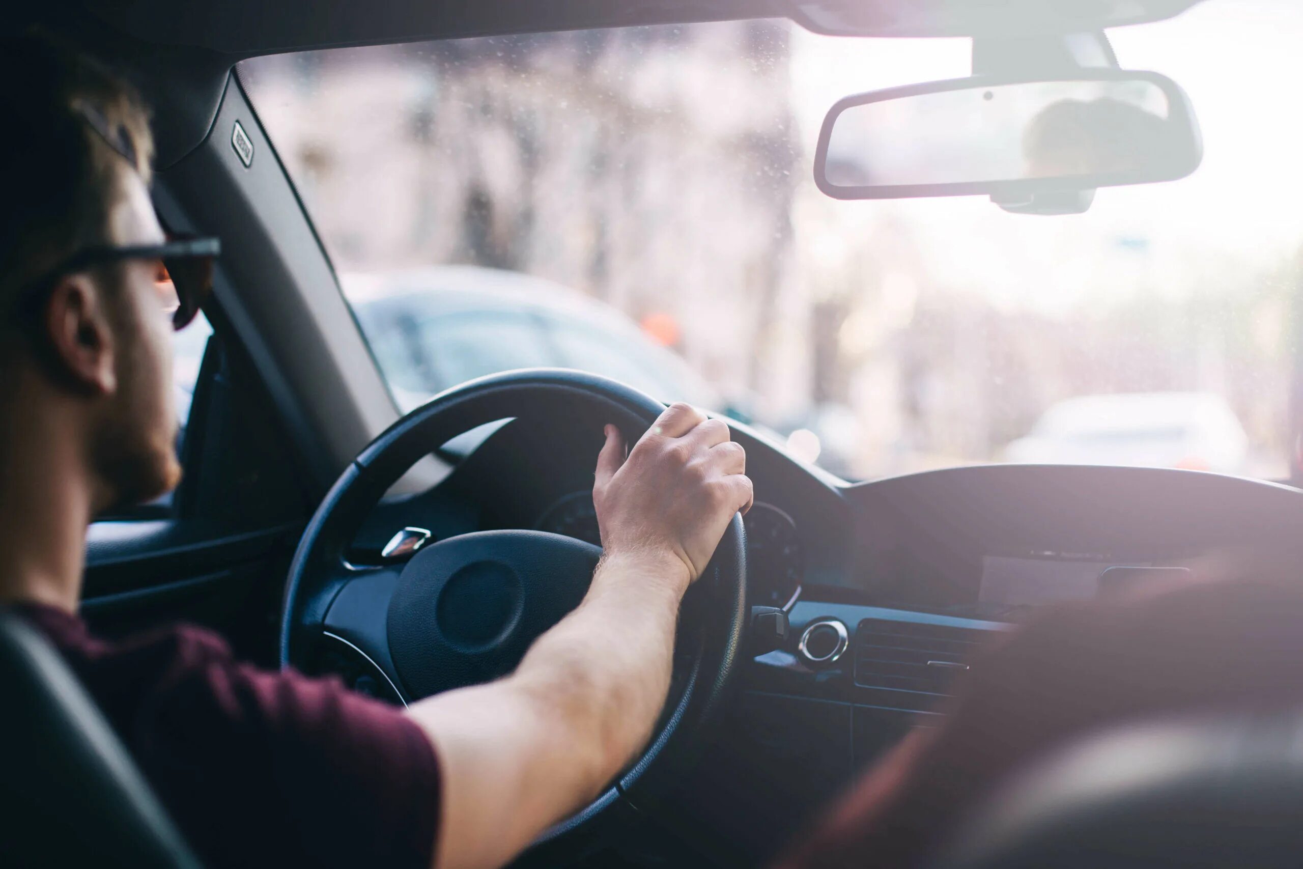 Driver car driving. Парень за рулем. Парень в машине. Мужчина за рулем автомобиля. Красивый парень за рулем.