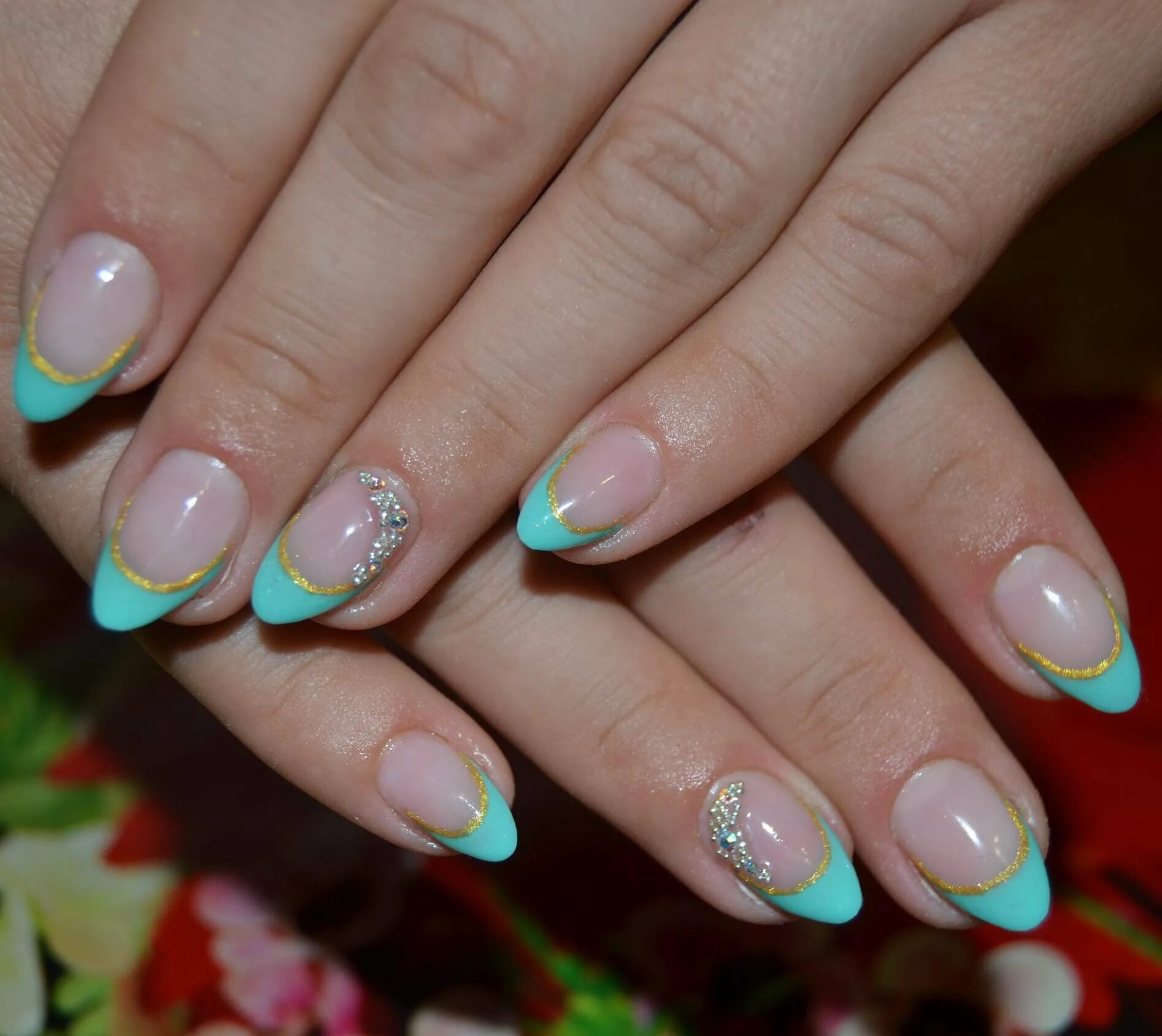 цветной френч на овальные ногти. разноцветный френч. разноцветный френч. маникюр френч овал разноцветный. французский маникюр разноцветный.