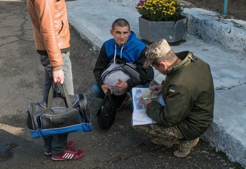 Мобилизованный украинец. Призыв на Украину. Отлов призывников на Украине. Мертвые срочники в Украине. Мобилизация в Украине на улице.