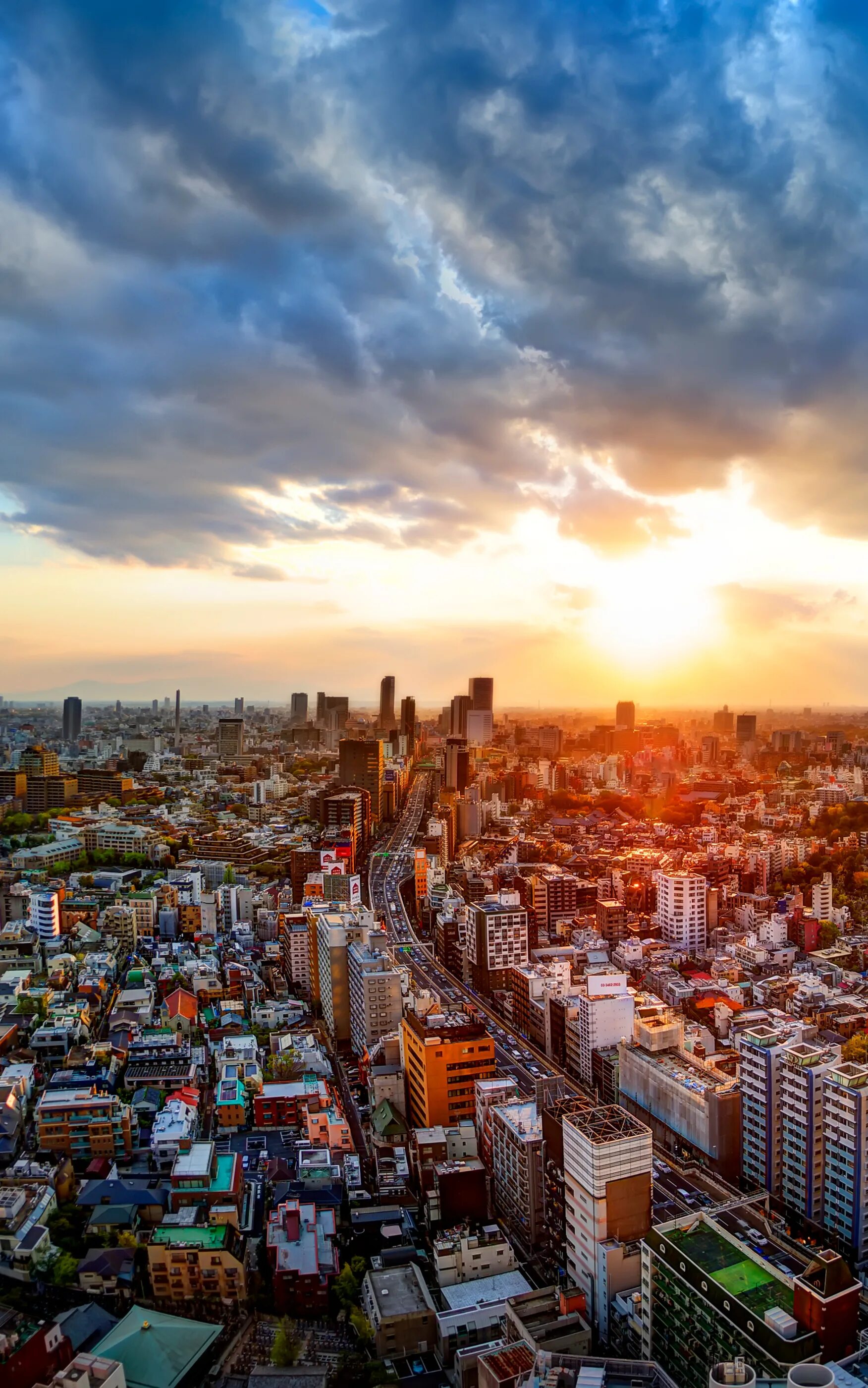 Токио панорама. Оранжевый город. Закат в Токио. Высотки Японии панорама.