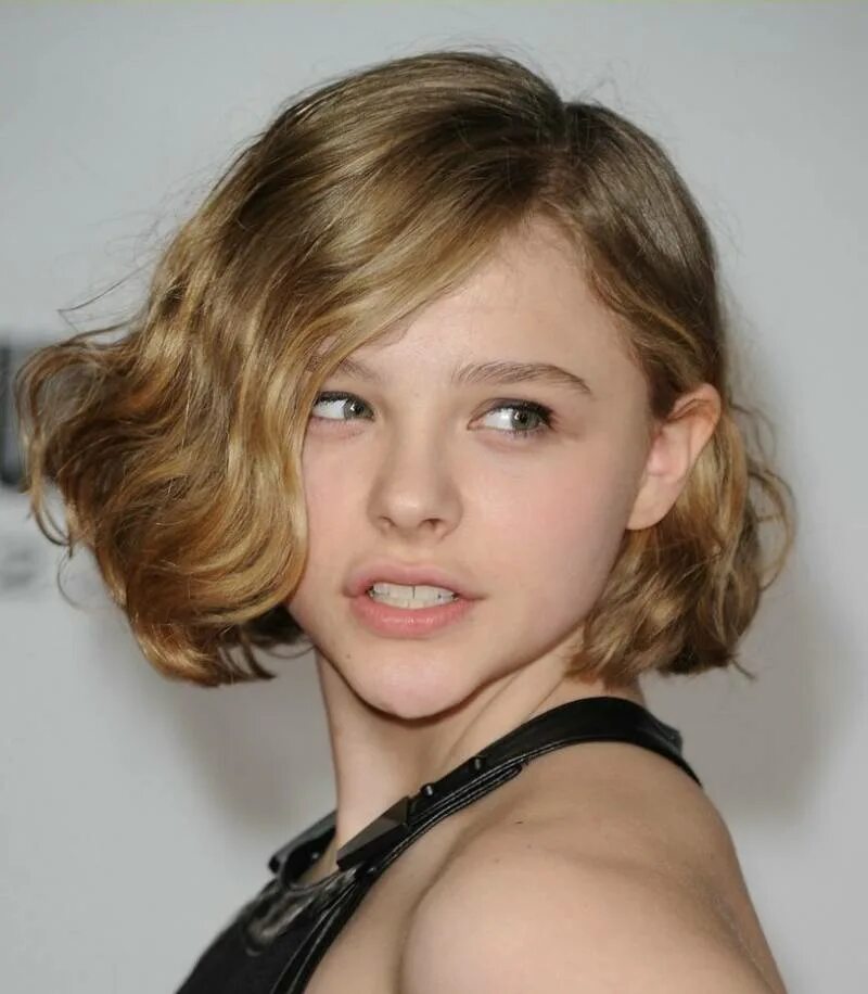 Стрижка девочке 14. Хлоя грейс в 14 лет. Selena gomez боб каре. Хлоя грейс морец короткая стрижка. Модные детские стрижки девочке.