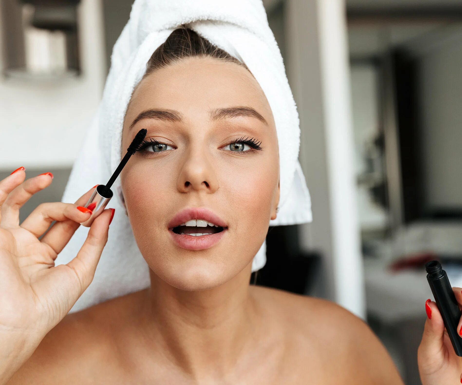 Делаем макияж 2. Делаем макияж 2. Девушка макияж красится. Девочка делает макияж. Делаем макияж 2.