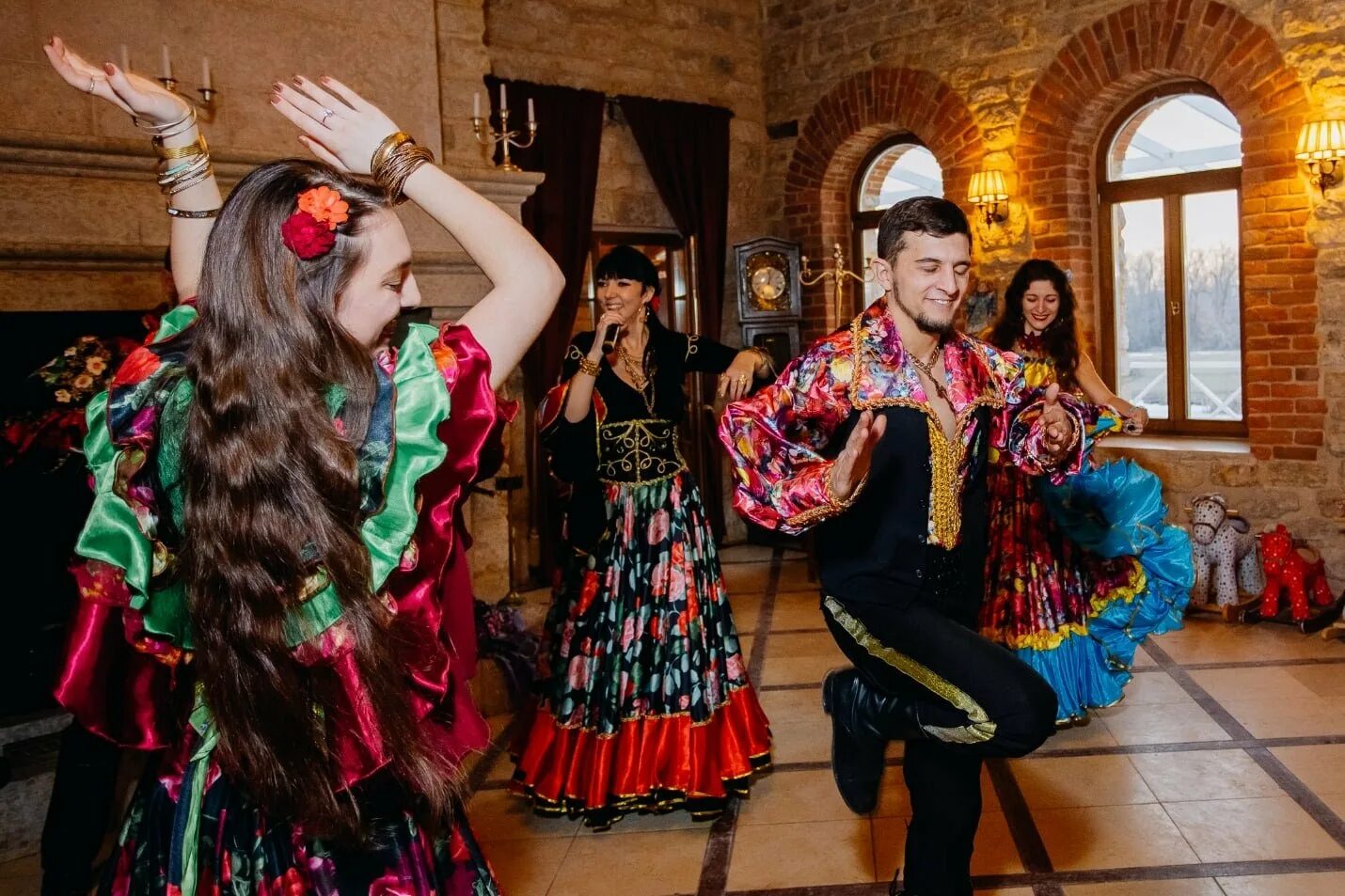 цыганские пляски. свадьба цыган. танцы цыган. цыганский ансамбль на свадьбу. современные цыганские невесты.