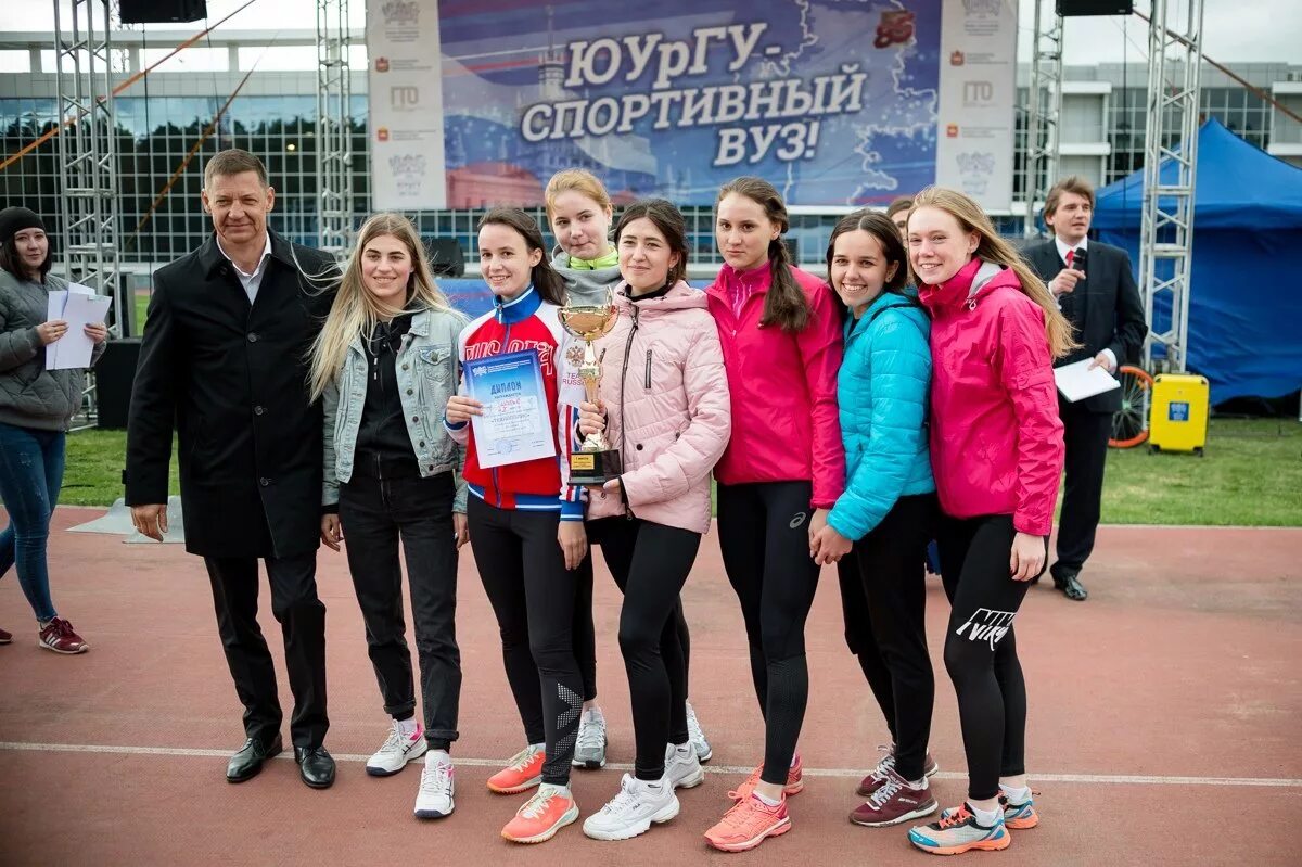 Студенты на физкультуре. Физкультура в вузе. Спортивный вуз. Студенты на физкультуре. Юургу спорт.