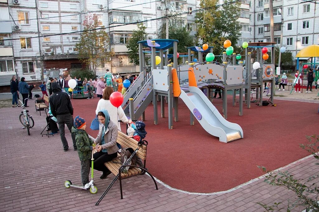 Дворы 1 час. Свао звездный бульвар. Брусника тюмень двор. Дворы 1 час. Современный московский двор.